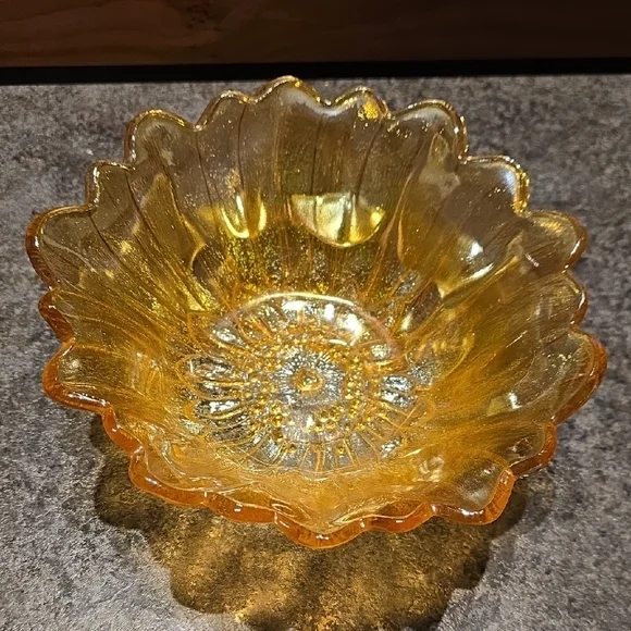 Set of two vintage Indiana Glass "Sunflower" Carnival Glass bowls - Picture 3 of 11